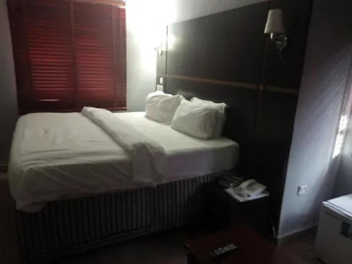Room In Lodge - All Seasons Hotel-Оуери Екстериор снимка